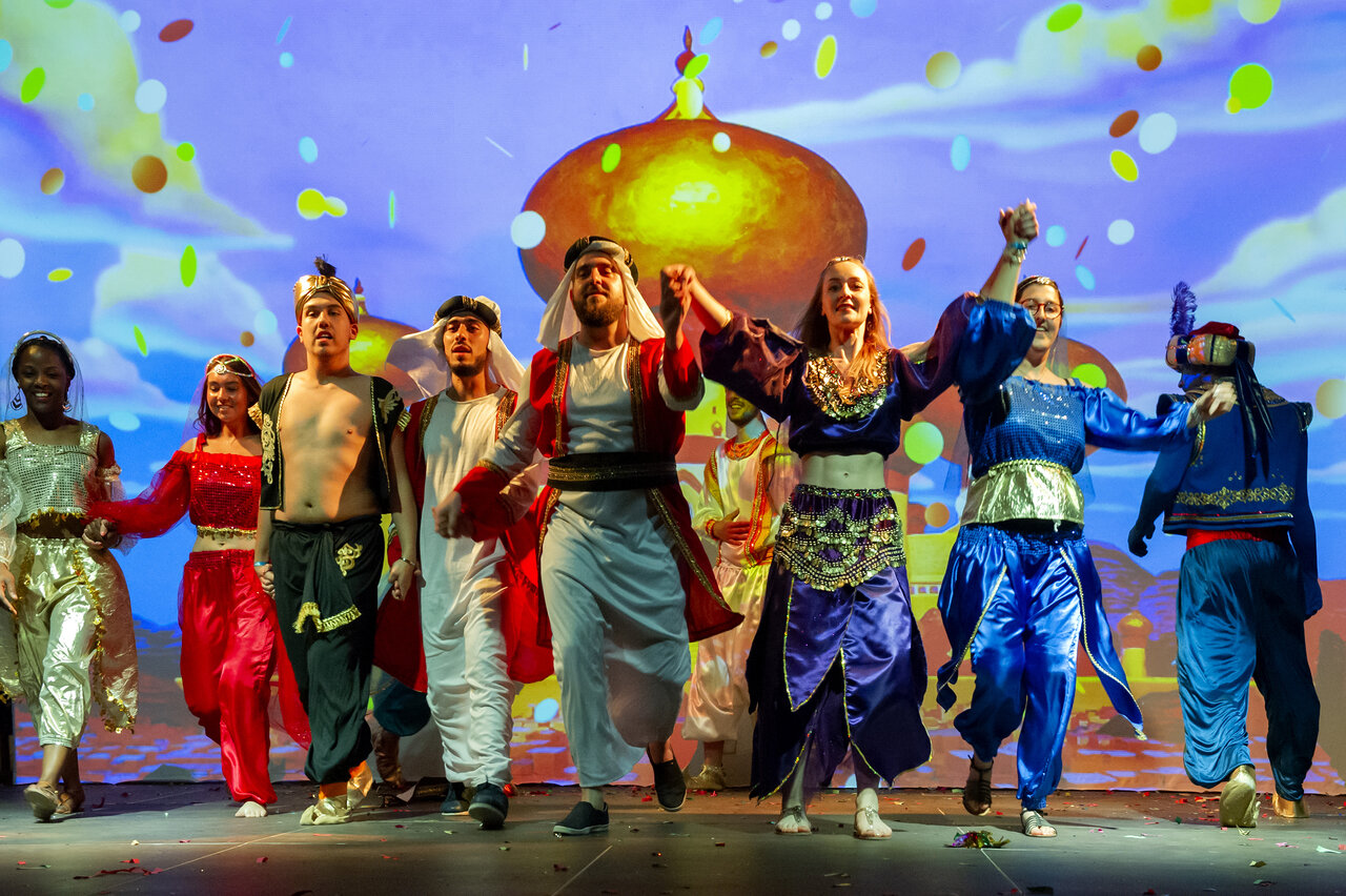 Spectacle d'animation avec danseurs costum�s sur sc�ne au camping CAPFUN R�gni�re : Maisons dans les arbres � Lyon � Villette d'Anthon (38).