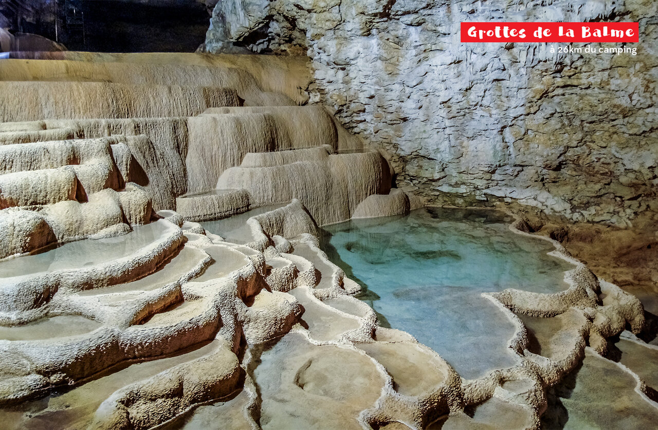 Grottes de La Balme, formations rocheuses et bassins d'eau turquoise � visiter pr�s du camping.