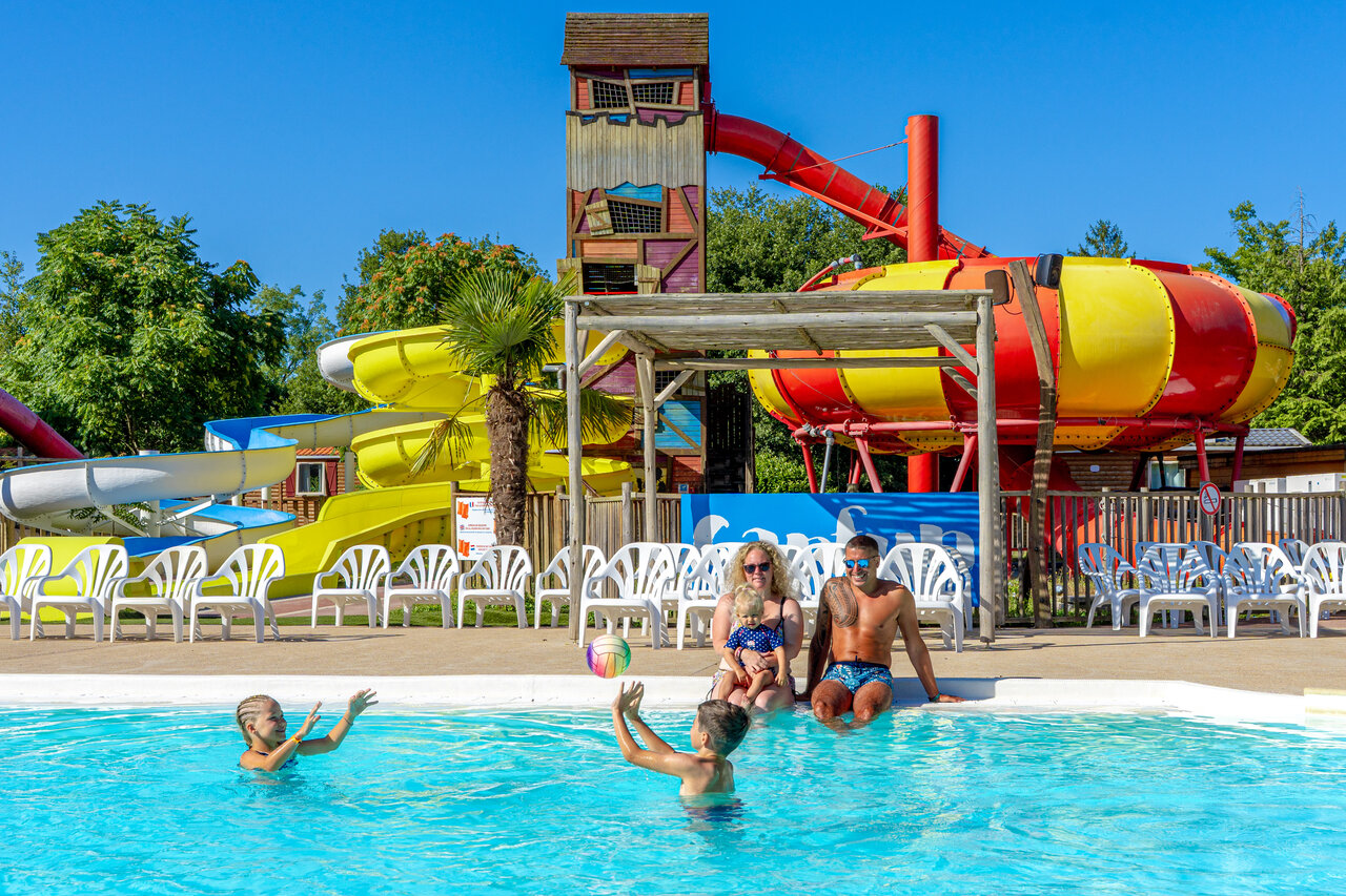 Piscine et toboggans avec famille au camping CAPFUN R�gni�re : Maisons dans les arbres � Lyon � Villette d'Anthon (38).