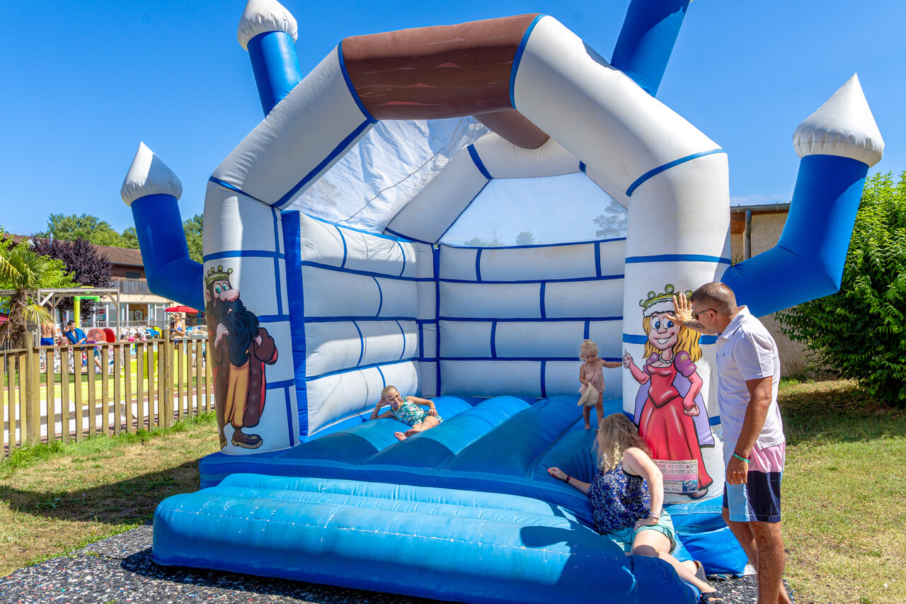 Ch�teau gonflable pour enfants, piscine au camping CAPFUN R�gni�re : Maisons dans les arbres � Lyon � Villette d'Anthon (38).