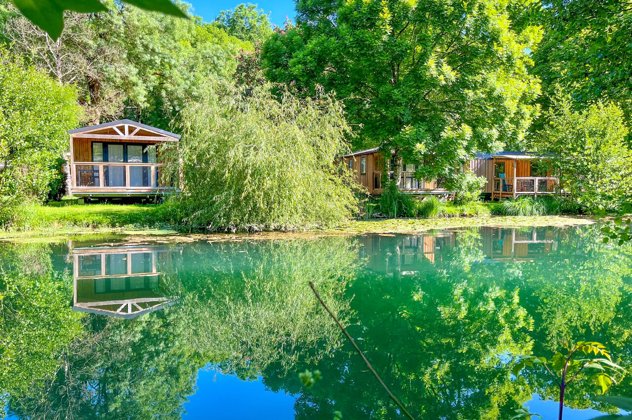 Mobil-homes en bois au bord d'un �tang, nature au camping CAPFUN La Rivi�re � Valence-en-Poitou (86).