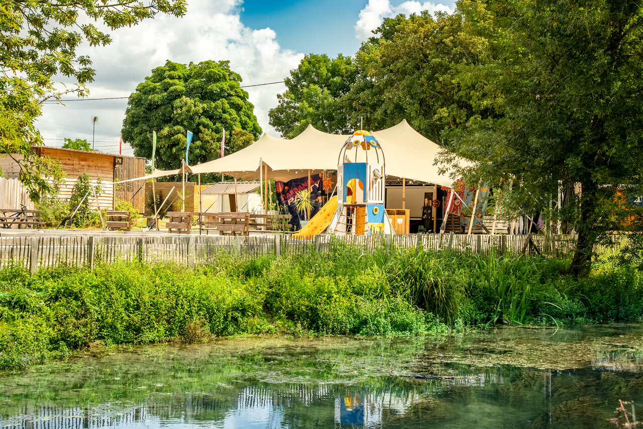 Aire de jeux, tente d'animation au camping CAPFUN La Rivi�re � Valence-en-Poitou.