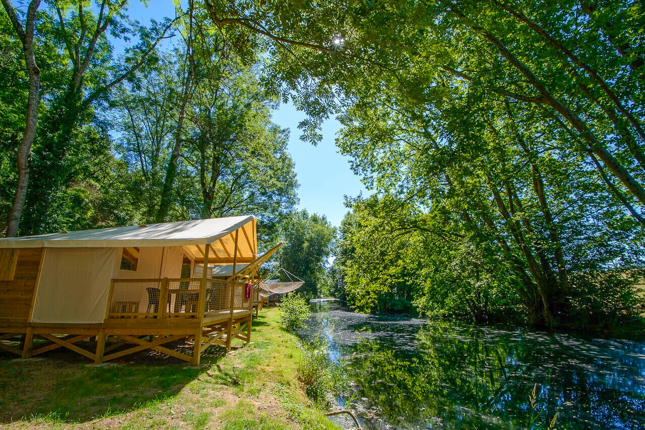 Tente lodge confortable au bord de la rivi�re au camping CAPFUN La Rivi�re � Valence-en-Poitou (86).