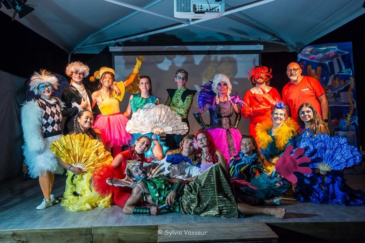 Spectacle color� avec animateurs costum�s sur sc�ne au camping CAPFUN La Rivi�re � Valence-en-Poitou.