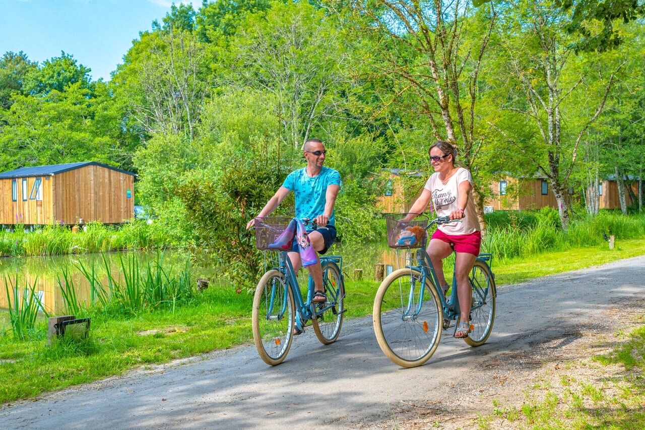 Cyclistes, Mobil-homes et nature au camping CAPFUN La Rivi�re � Valence-en-Poitou (86).