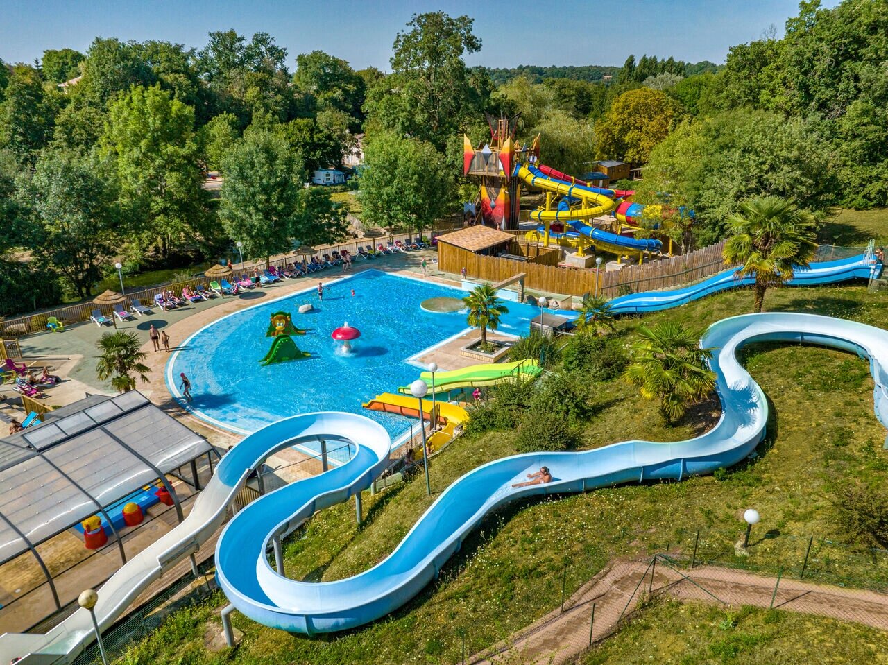 Toboggans aquatiques g�ants et piscines ext�rieures au camping CAPFUN La Rivi�re � Valence-en-Poitou (86).