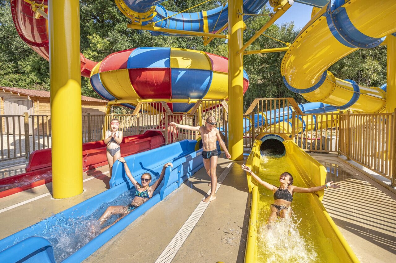 Toboggans aquatiques color�s et enfants joyeux au camping CAPFUN La Rivi�re � Valence-en-Poitou (86).