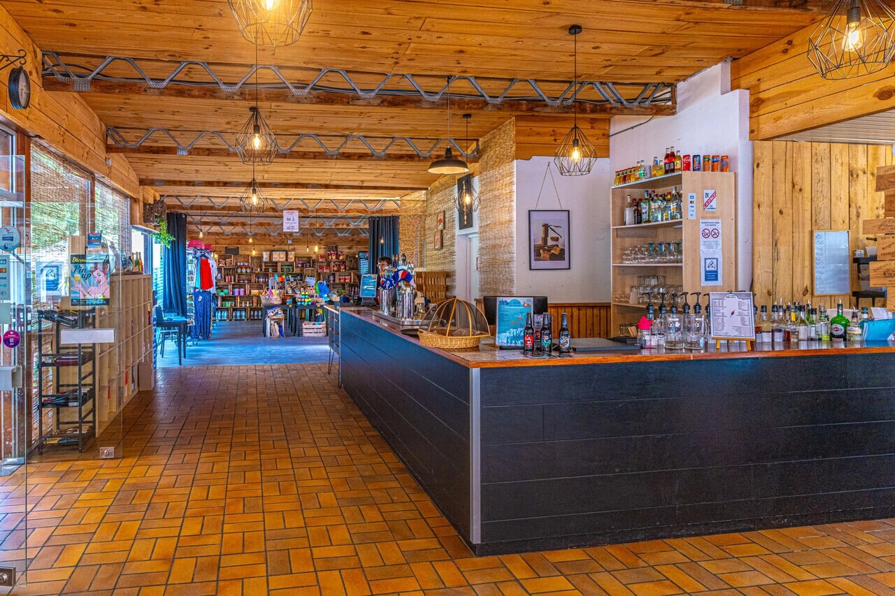 Bar �picerie au camping CAPFUN La Rivi�re � Valence-en-Poitou (86).