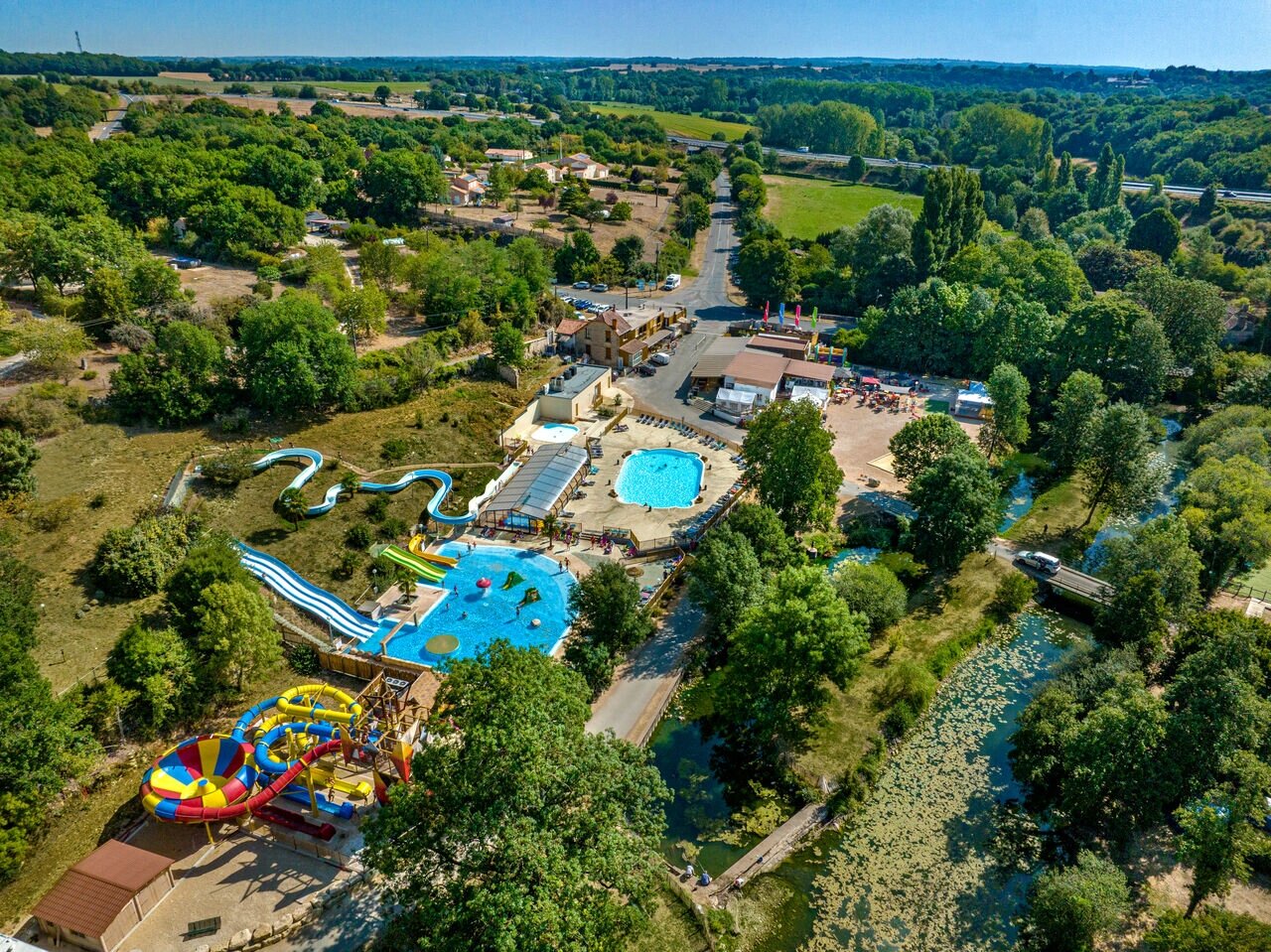 Parc aquatique, toboggans au camping CAPFUN La Rivi�re � Valence-en-Poitou (86).