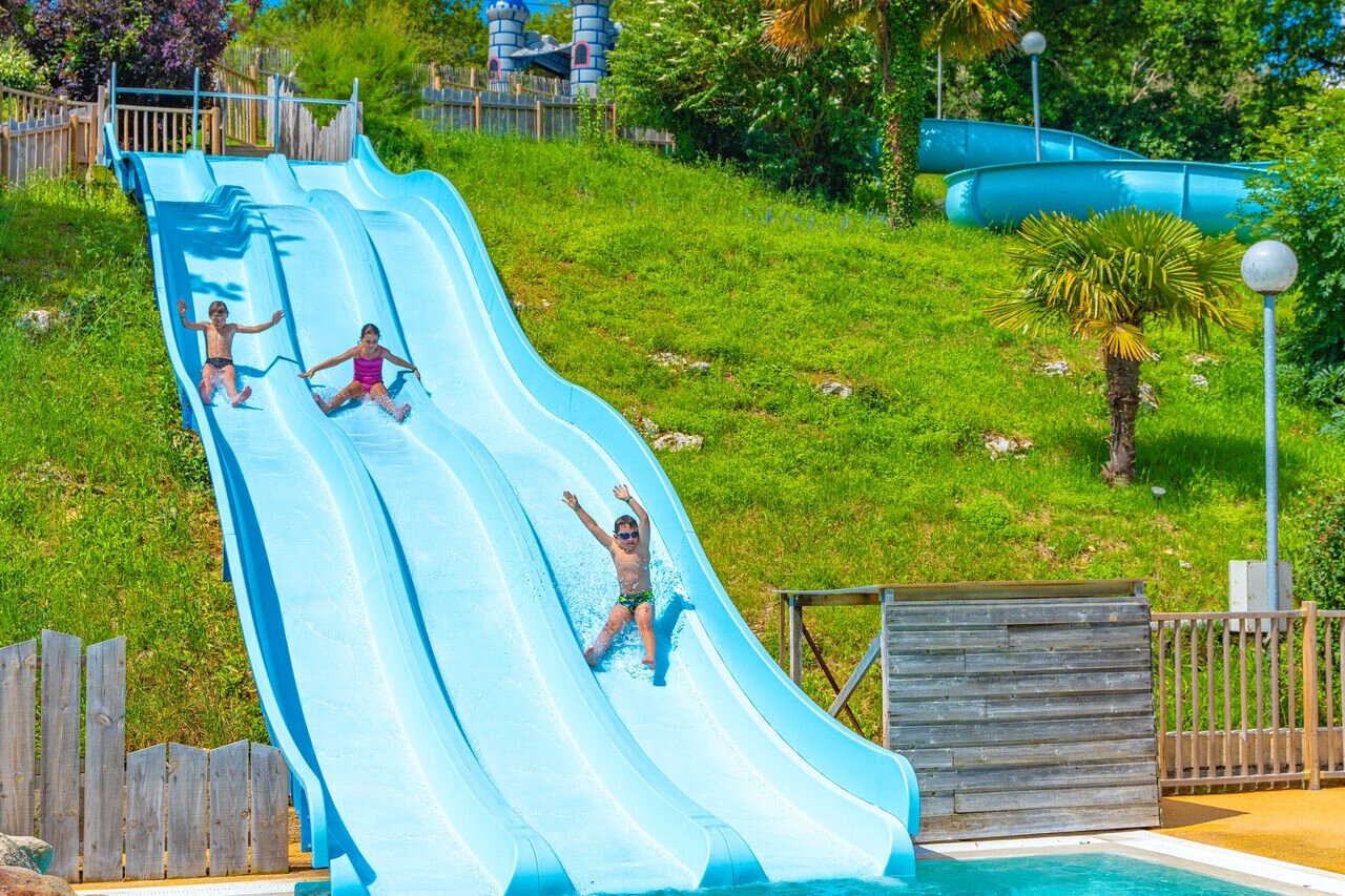 Toboggan aquatique g�ant avec enfants au camping CAPFUN La Rivi�re, Valence-en-Poitou.