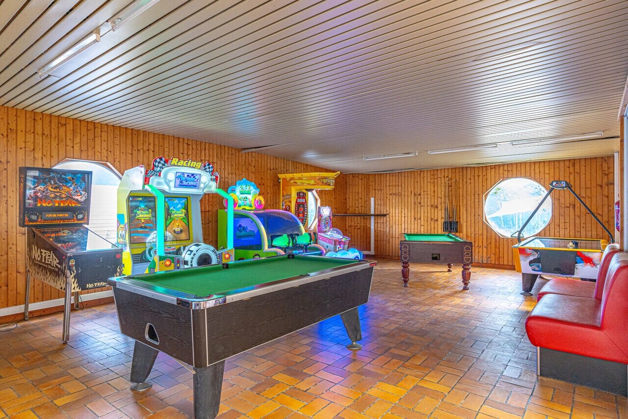 Salle de jeux avec billards, flipper et jeux d'arcade au camping CAPFUN La Rivi�re � Valence-en-Poitou (86).