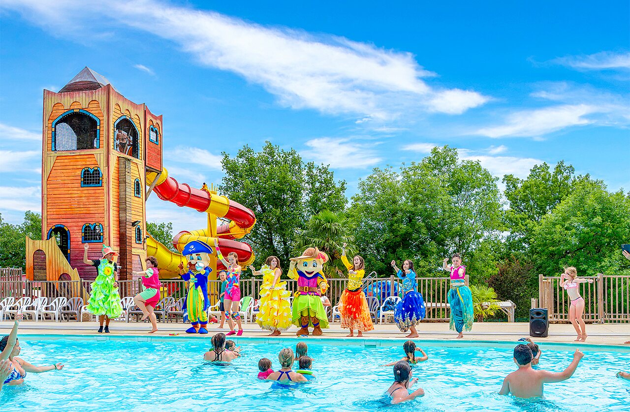 Piscine ext�rieure, toboggans et animation enfants au camping CAPFUN Roca d'Amour � PADIRAC (46).