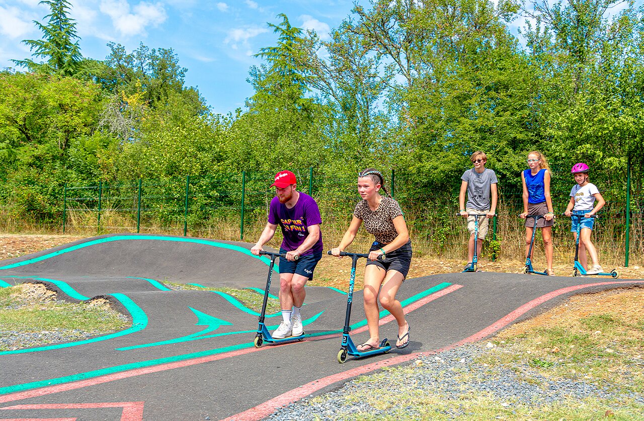 Pumptrack trottinettes pour jeunes et adultes au camping CAPFUN Roca d'Amour � PADIRAC (46).