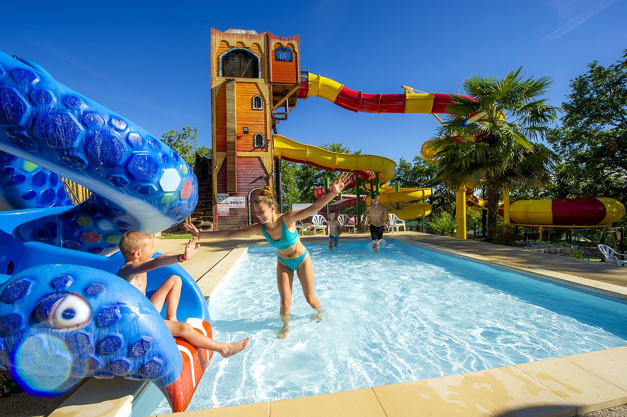 Toboggans aquatiques g�ants et piscine ext�rieure au camping CAPFUN Roca d'Amour � PADIRAC (46).