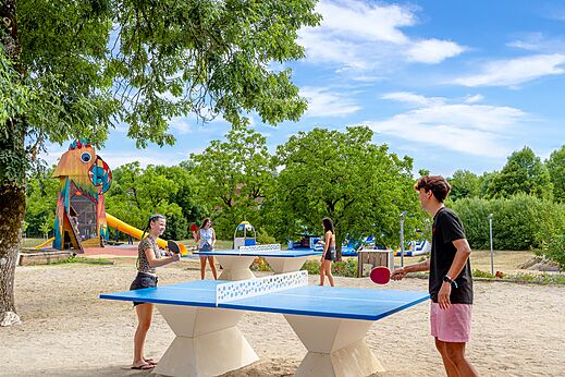 Tables de ping-pong et aire de jeux au camping CAPFUN Roca d'Amour à PADIRAC (46).