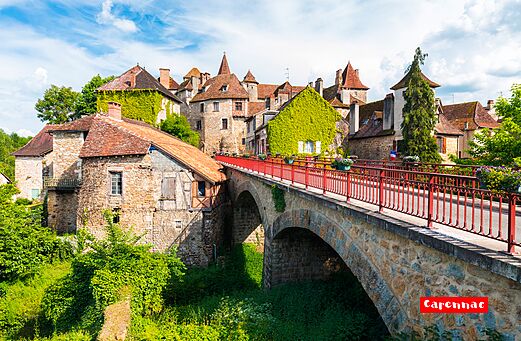 Village médiéval de Carennac et son pont en pierre, Lot, Occitanie.