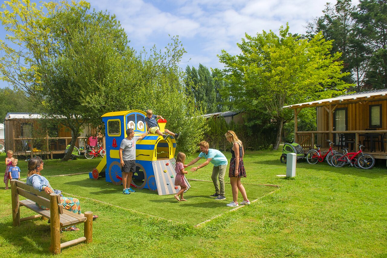 Aire de jeux train et Mobil-homes confortables au camping CAPFUN Roumingue � LANTON (33).