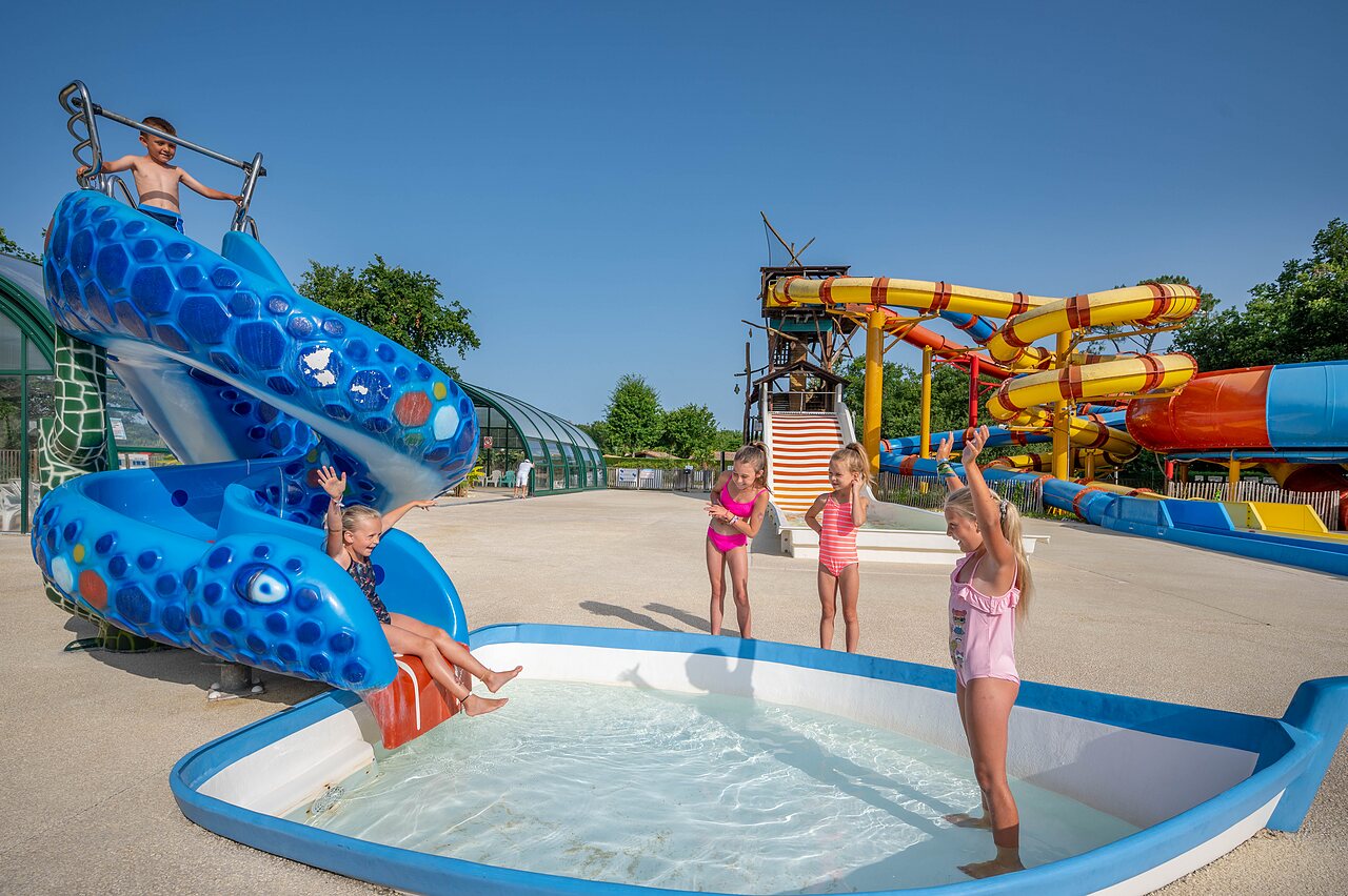 Toboggan aquatique bleu, enfants s'amusant au camping CAPFUN Roumingue � LANTON (33).