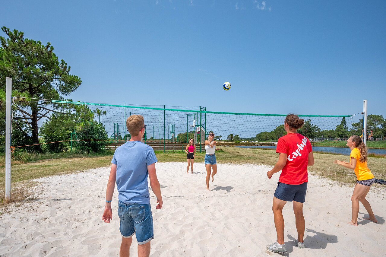 Jeunes jouant au beach-volley sur terrain de sable CAPFUN Roumingue � LANTON (33).