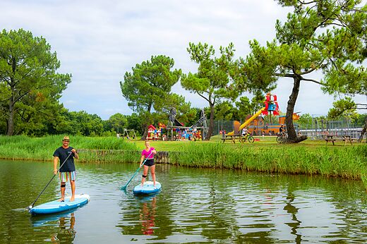 Paddleboard sur le lac et aire de jeux au camping CAPFUN Roumingue � LANTON (33).