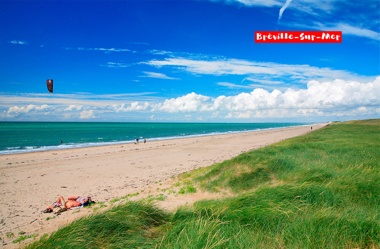 Plage de sable fin et mer turquoise � Br�ville-sur-Mer, Normandie.