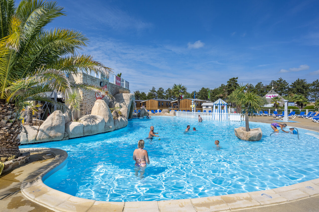 Piscine ext�rieure, rochers au camping CAPFUN La Route Blanche � Breville sur Mer (50).
