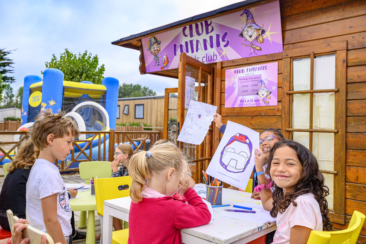 Club Enfants, coloriage et ch�teau gonflable au camping CAPFUN La Route Blanche � Breville sur Mer (50).