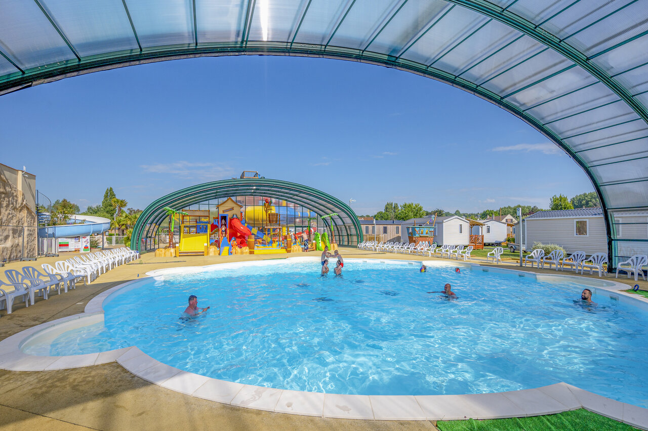 Piscine, jeux aquatiques, Mobil-homes au camping CAPFUN La Route Blanche � Breville sur Mer (50).