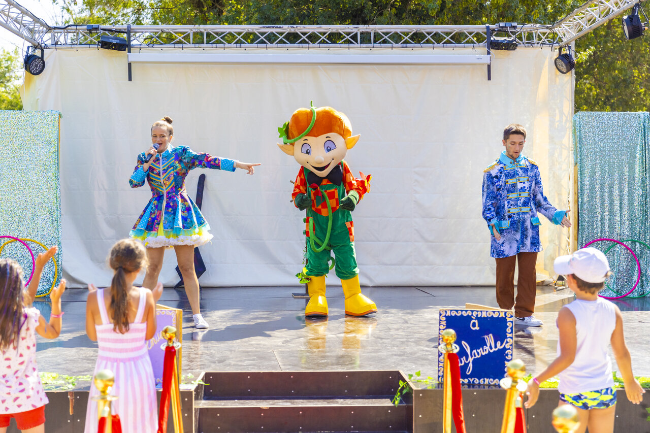 Spectacle d'animation avec mascotte et enfants au camping CAPFUN La Rumba � Fr�jus (83).