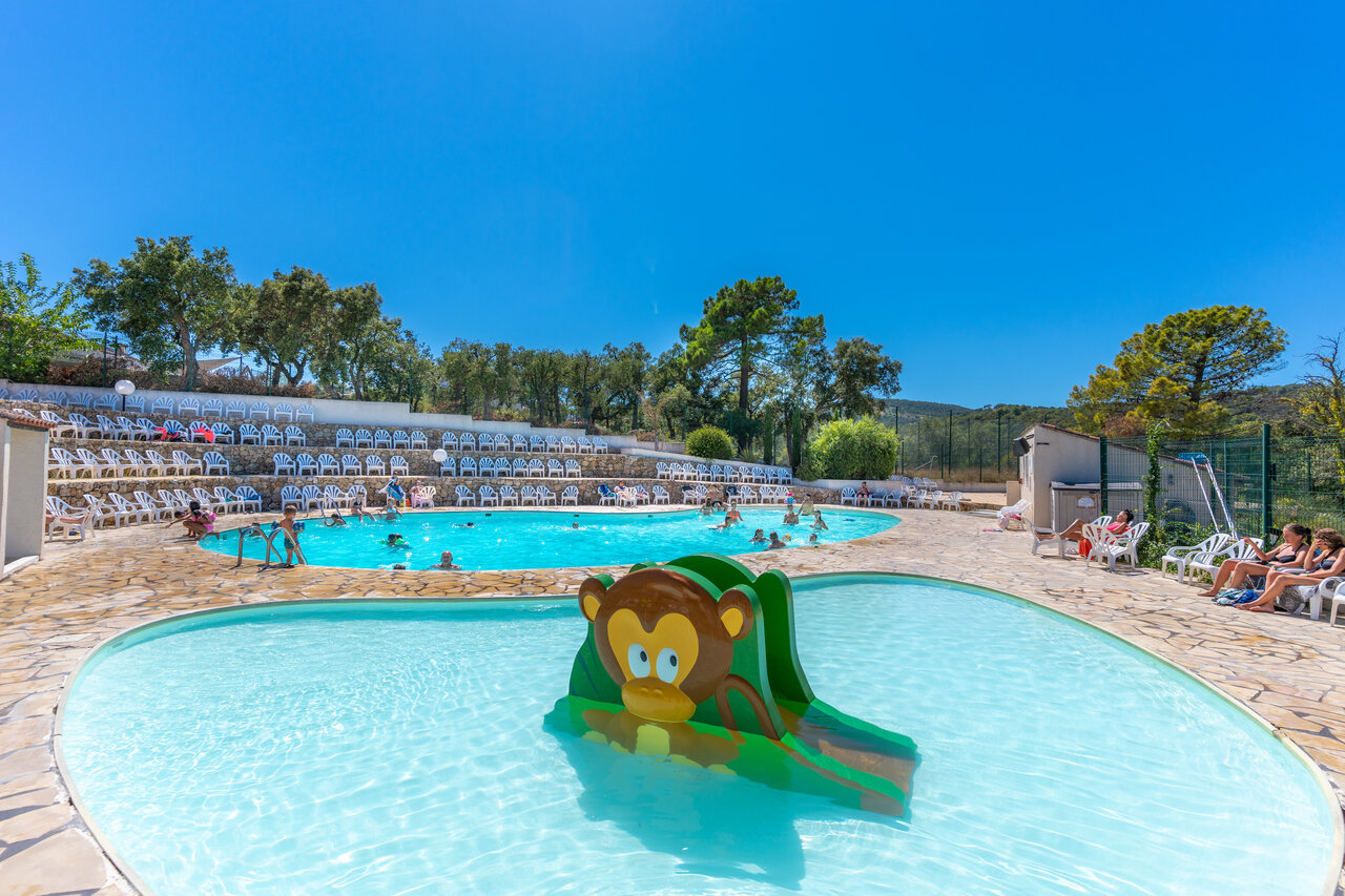 Piscine ext�rieure, toboggan enfant, gradins au camping CAPFUN La Rumba � Fr�jus (83).