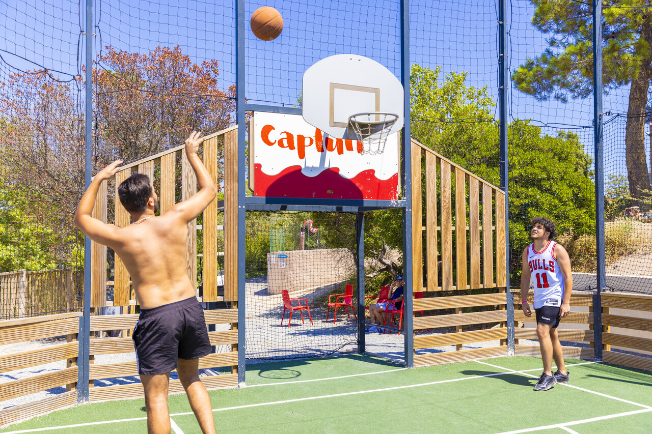 Terrain multisport avec jeunes jouant au basketball au camping CAPFUN La Rumba � Fr�jus.