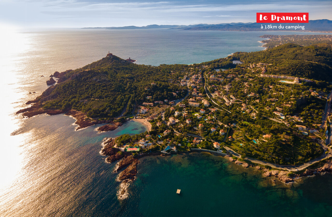 Le Dramont, magnifique cap c�tier avec phare et plages pr�s de Fr�jus.