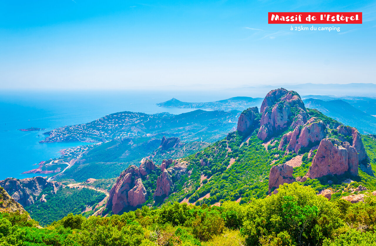 Massif de l'Est�rel, paysages c�tiers rocheux pr�s de Fr�jus, C�te d'Azur.