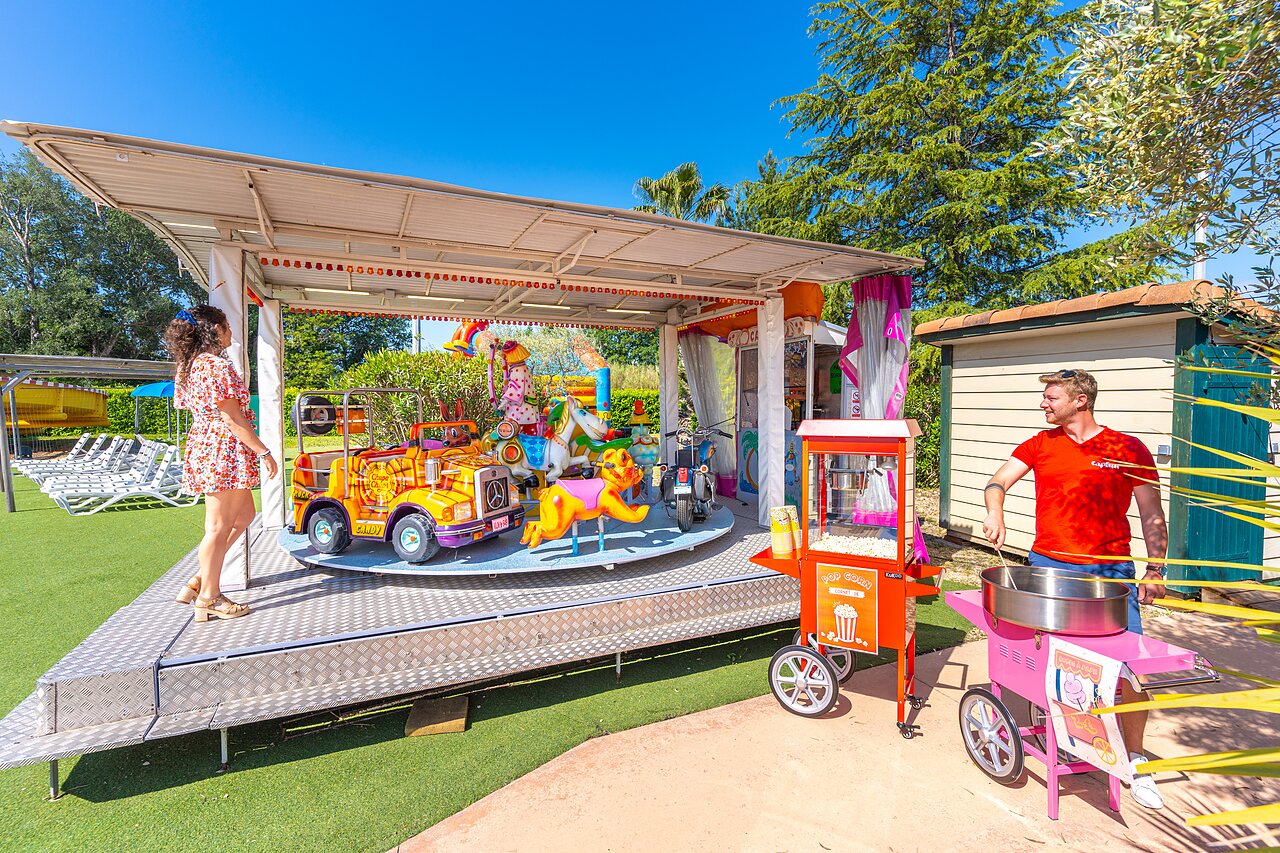 Homme pr�parant barbe � papa, carrousel, machine � popcorn, camping CAPFUN Sagittaire VINSOBRES (26).