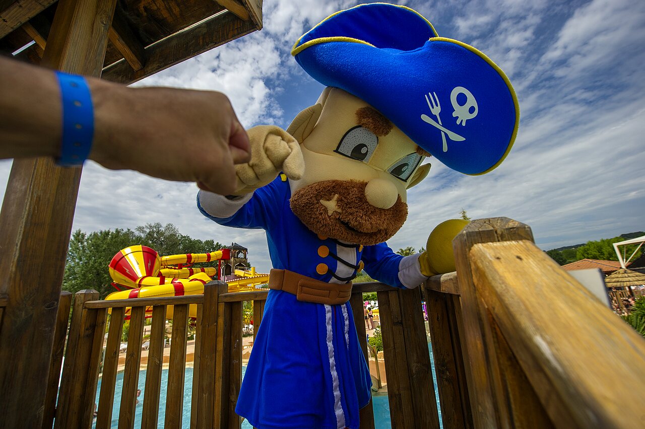 Mascotte pirate et toboggans aquatiques au camping CAPFUN Sagittaire � VINSOBRES (26).