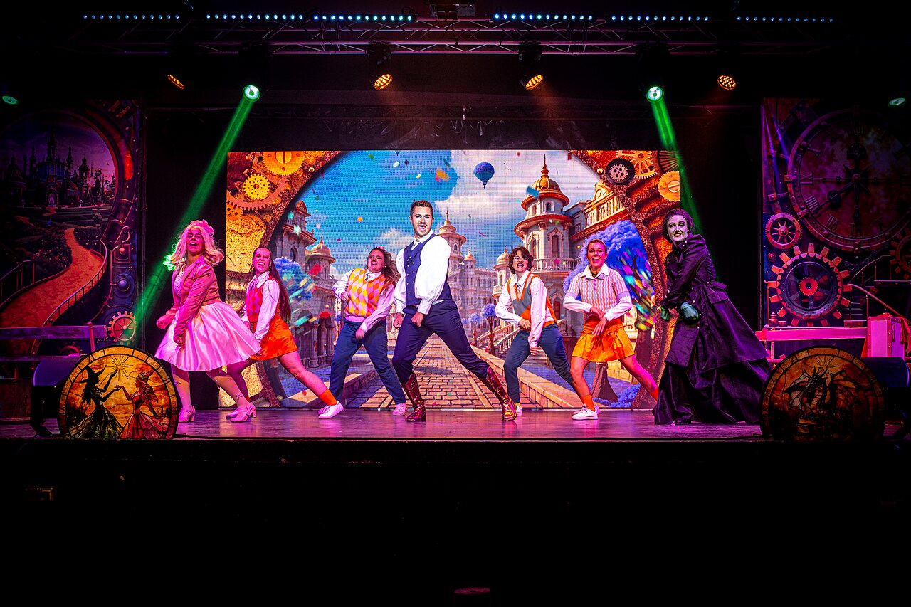 Spectacle de danse avec artistes costum�s au camping CAPFUN Sagittaire � VINSOBRES (26).