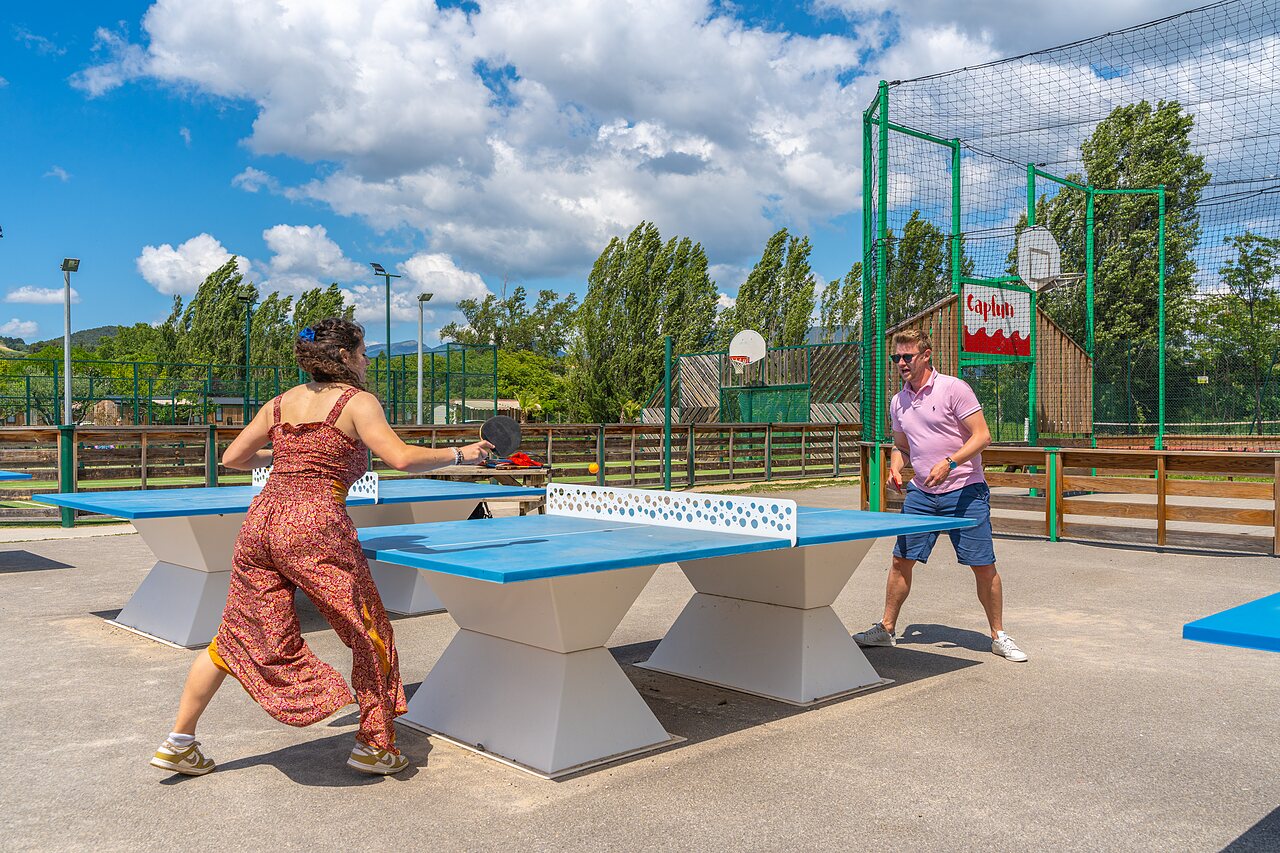 Tennis de table ext�rieur, couple au camping CAPFUN Sagittaire � VINSOBRES.