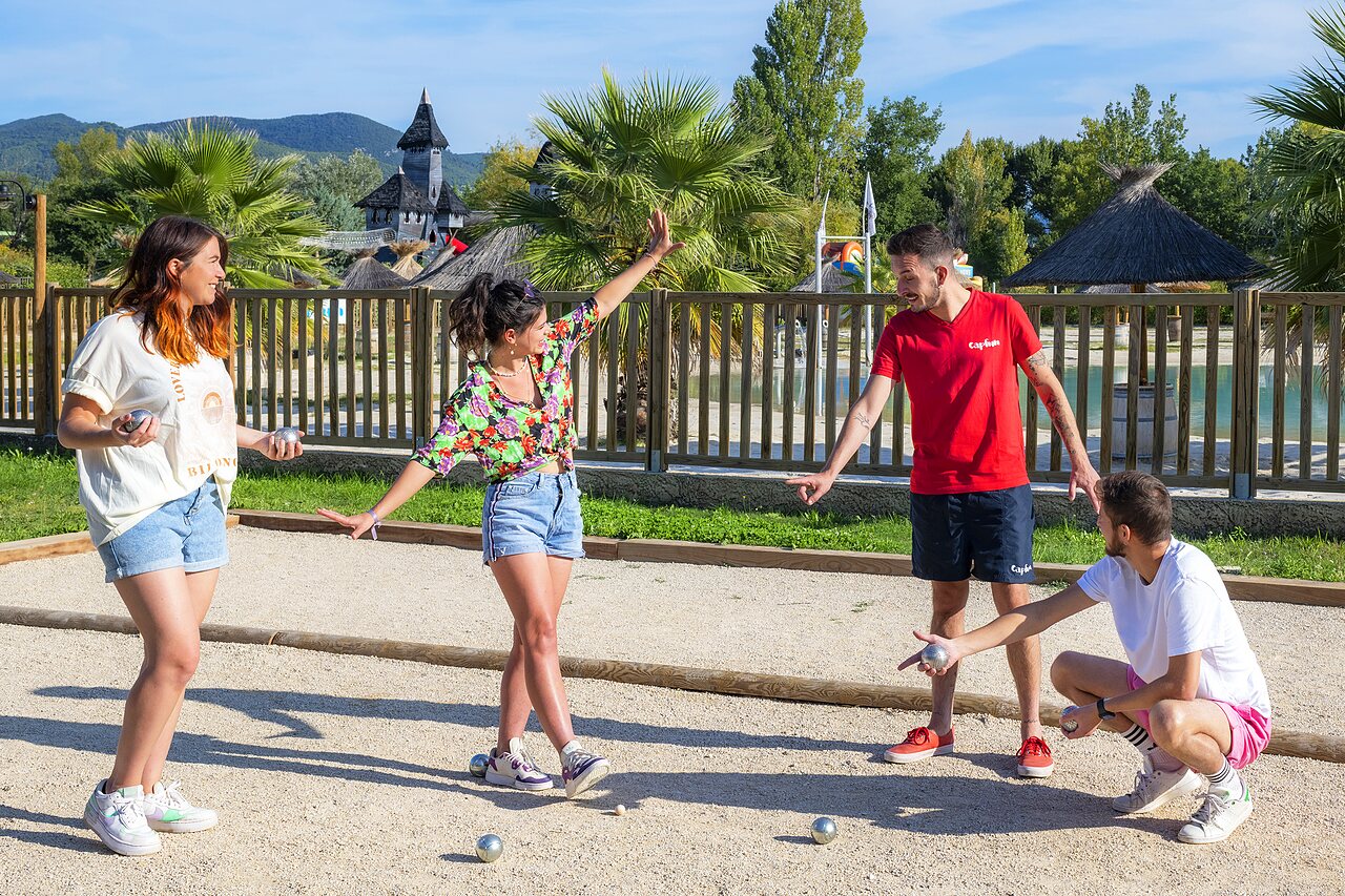 Partie de p�tanque anim�e sur le terrain de sport au camping CAPFUN Sagittaire � VINSOBRES (26).