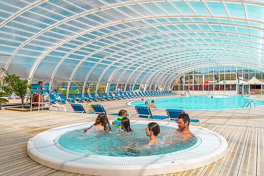 Piscine couverte avec jacuzzi et famille au camping CAPFUN Sagittaire � VINSOBRES (26).