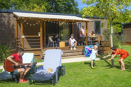 Mobil-home avec terrasse couverte et famille au camping CAPFUN Sagittaire � VINSOBRES (26).