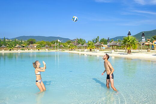 Lagon, plage de sable, volleyball au camping CAPFUN Sagittaire � VINSOBRES.