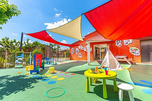 Aire de jeux ext�rieure color�e avec tables et jeux pour enfants au camping CAPFUN Sagittaire � VINSOBRES (26).