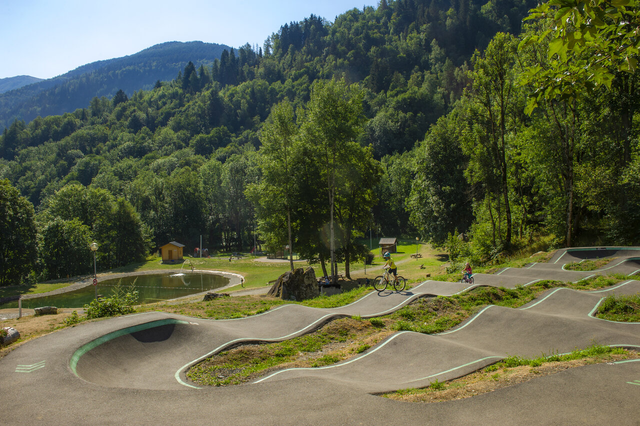 Pumptrack et enfants � v�lo pr�s du lac au camping CAPFUN Saint Colomban.
