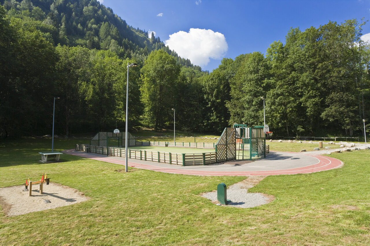 Terrain multisport, piste de course, jeux enfants au camping CAPFUN Saint Colomban (73).