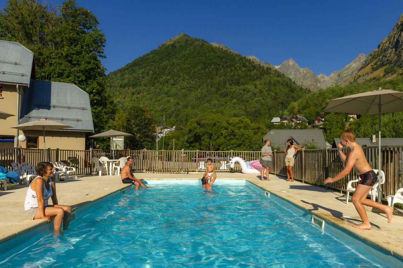 Piscine ext�rieure avec famille et montagnes au camping CAPFUN Saint Colomban � Saint Colomban des Villards (73).