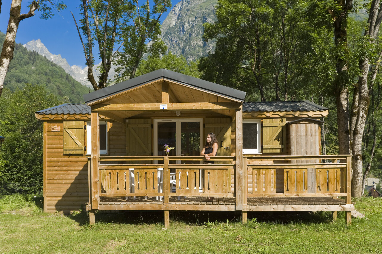 Mobil-home en bois avec terrasse, au camping CAPFUN Saint Colomban � Saint Colomban des Villards (73).