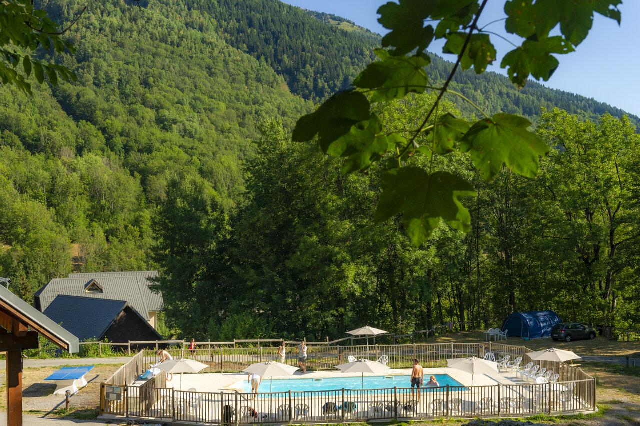 Piscine ext�rieure avec parasols au camping CAPFUN Saint Colomban des Villards.