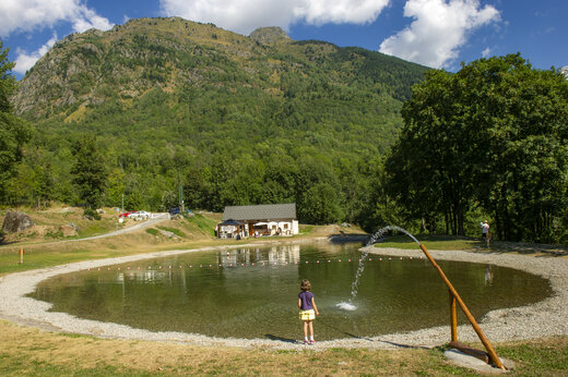 Plan d'eau de baignade naturel, enfant, montagne, au camping CAPFUN Saint Colomban des Villards.