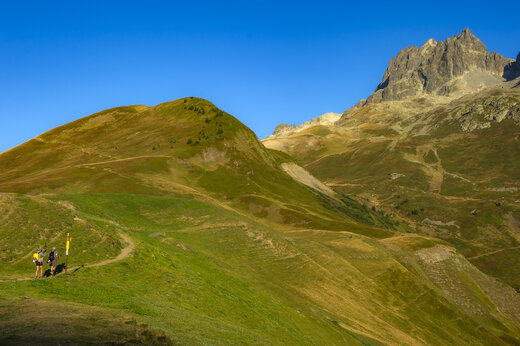 Randonneurs sur sentier de montagne, nature alpine au camping CAPFUN Saint Colomban.