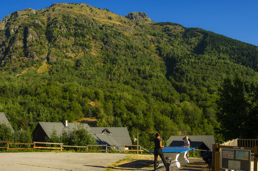 Table de ping-pong extérieure et joueurs au camping CAPFUN Saint Colomban (73).